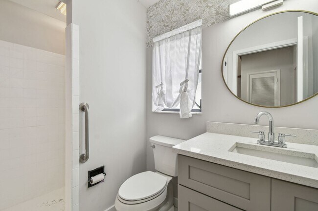 Building Photo - 2 Bedroom 2bathroom with Bonus Room in St....