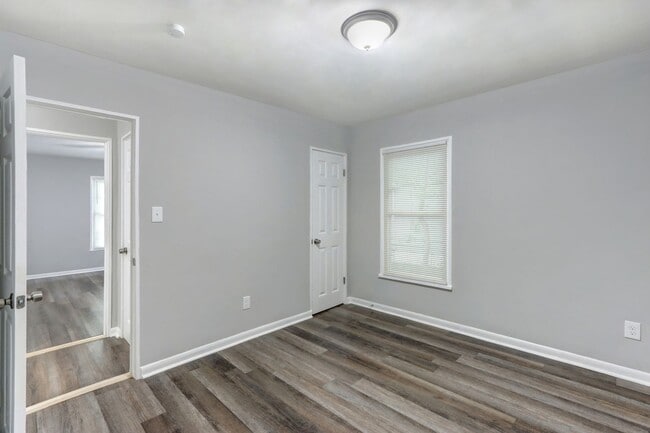 Building Photo - Large 3BR/2BA East Savannah House For Rent