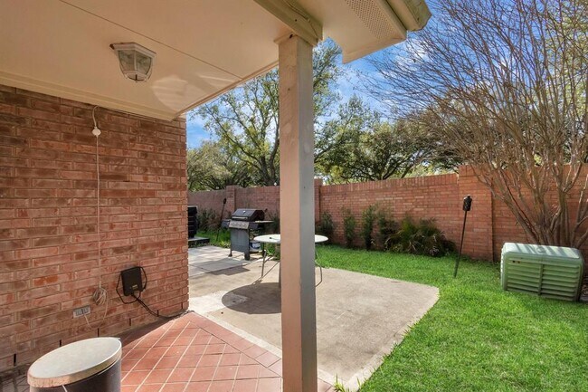 Building Photo - 1303 Raintree Cir