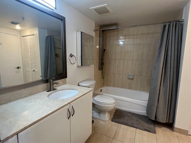 Building Photo - 1750 N Bayshore Dr