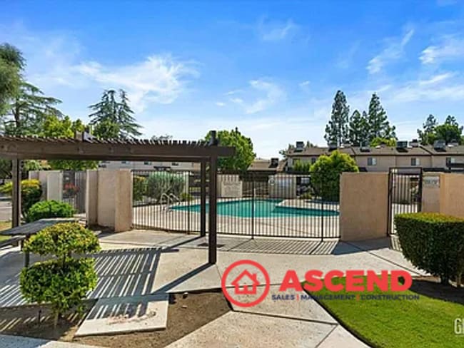 Building Photo - Beautiful 2 Bedroom, 2 Bathroom Home with ...