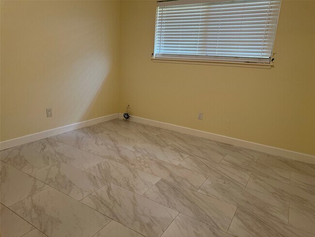 Building Photo - 2826 Green Fields Dr