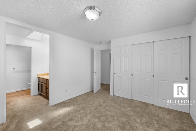 Building Photo - 4 Bedrooms - 2 1/2 Baths - South Medford Living