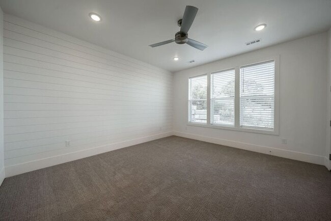Building Photo - SPECTACULAR VIEWS, MIL APT, BRAND NEW MOUN...