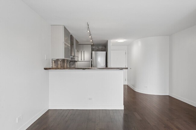 Building Photo - 1221 N Dearborn St