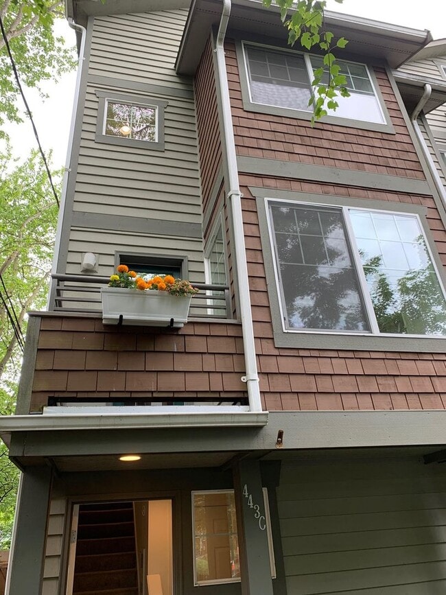 Primary Photo - In the heart of Green Lake 3 bed 2.5 bath ...