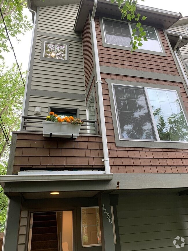 Building Photo - In the heart of Green Lake 3 bed 2.5 bath ...