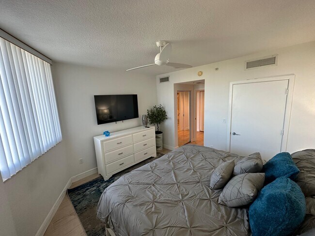 Building Photo - 1551 N Flagler Dr