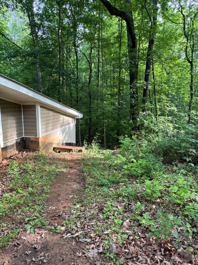Building Photo - Charming Bungalow for Rent – Quiet Retreat...