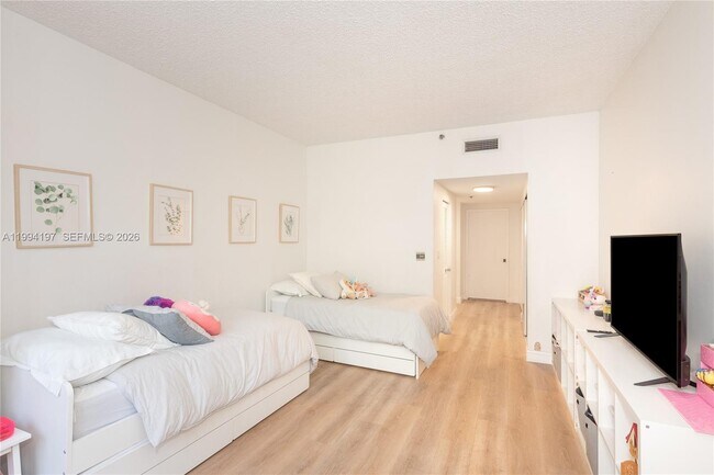 Building Photo - 251 Crandon Blvd