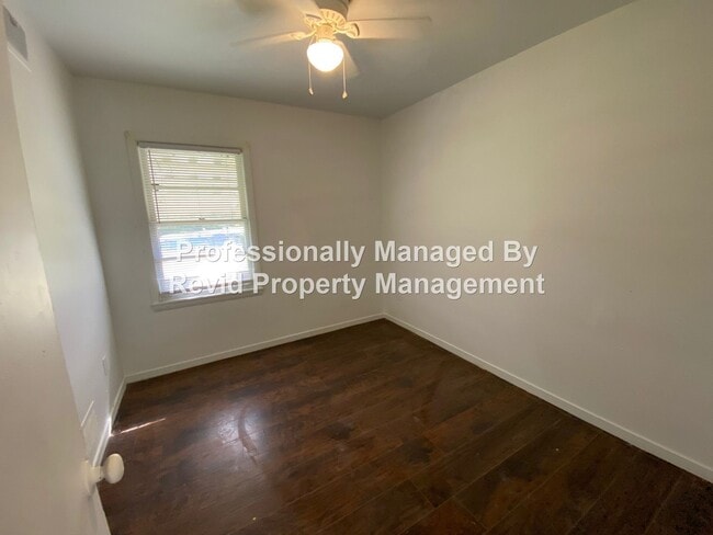 Building Photo - Large 3 bedroom home!