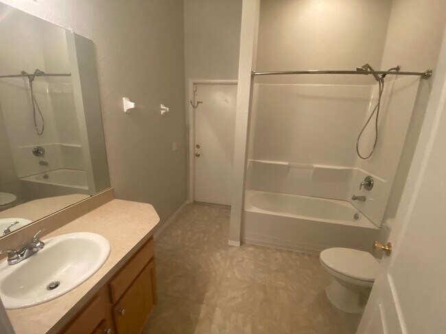 Building Photo - 4 Bedroom 2 Bath home in Winter Haven for RENT!