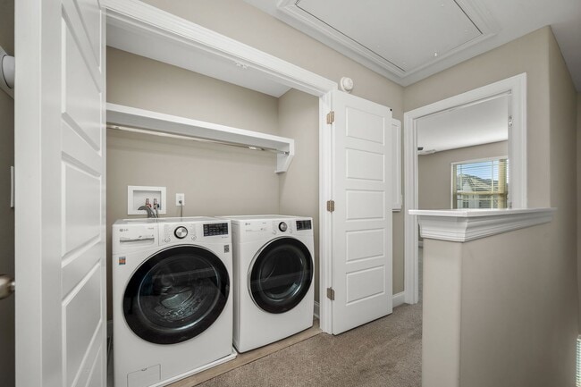 Building Photo - 555 Gresham Ln