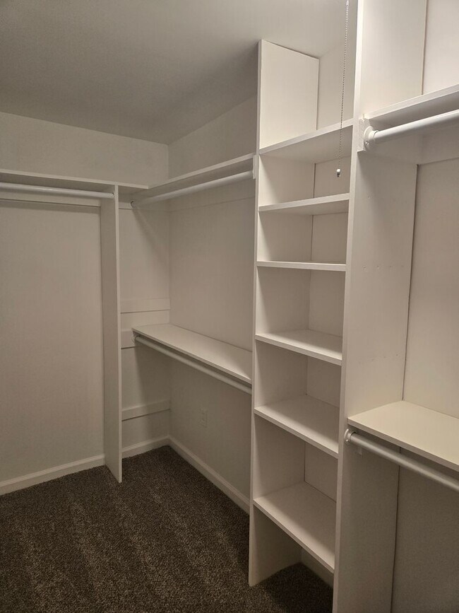 Building Photo - 3 bedroom 1 bath ranch home on a quiet dea...