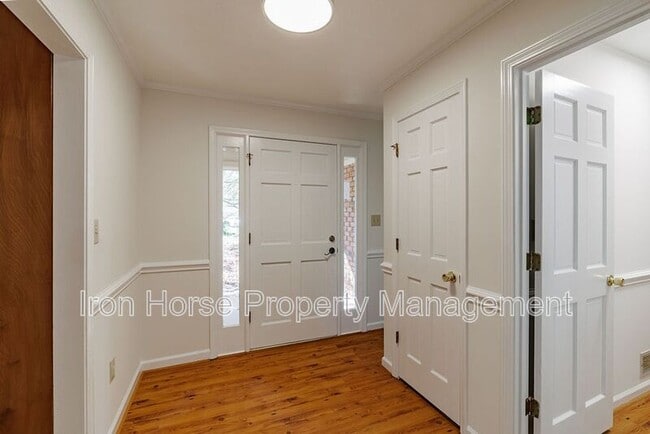 Building Photo - 1060 Windbrooke Ct