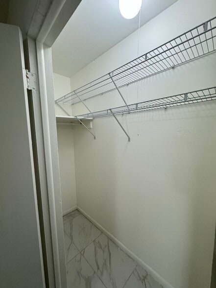 Building Photo - 802 S L St