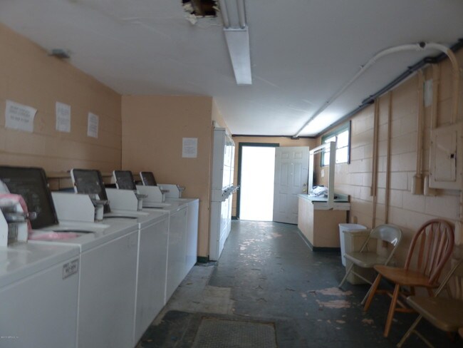 Building Photo - 2441 Spring Park Rd