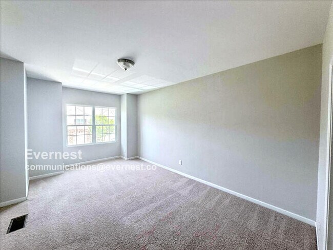 Building Photo - 1015 Skyler Ln