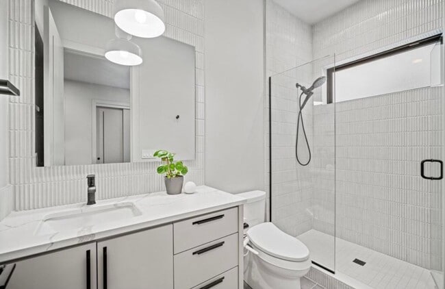 Building Photo - FREEUNFURNSHED OR FULLY FURNISHED one bedr...