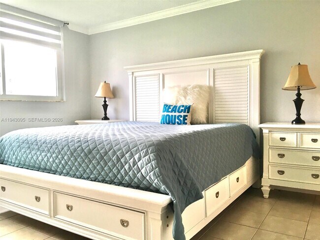 Building Photo - 9410 N Hollybrook Lake Dr