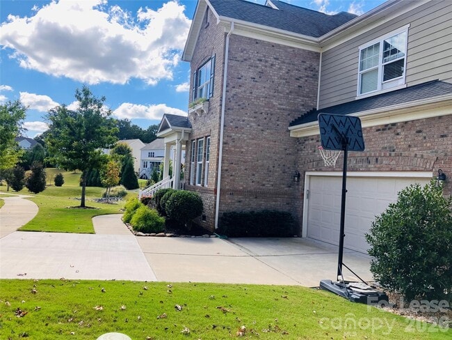 Building Photo - 8634 Shadetree St