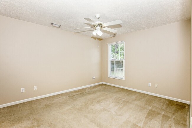 Building Photo - 3 Bedroom 2 Bathroom Nest in Fayetteville