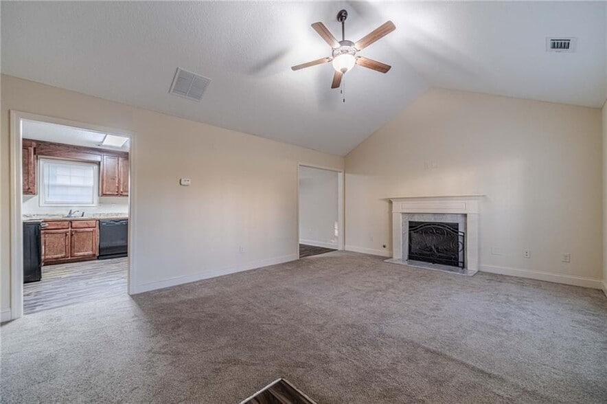 Building Photo - 583 Embassy Walk