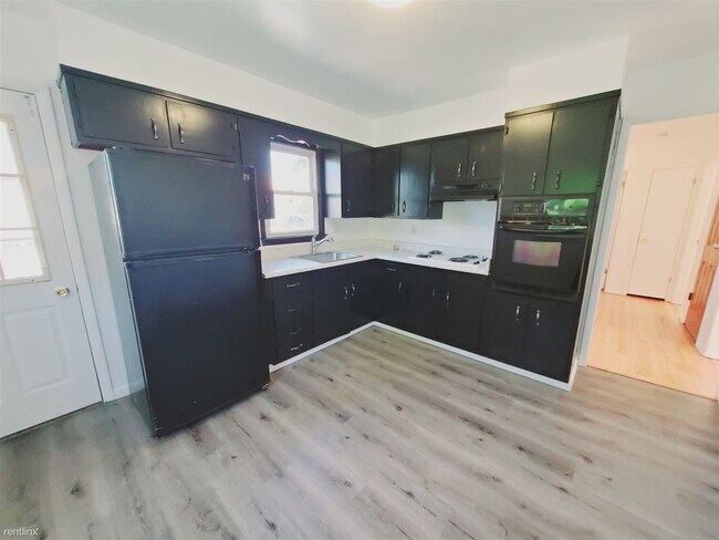 Primary Photo - 3 br, 1 bath Condo - 27 Silver St Apt 2