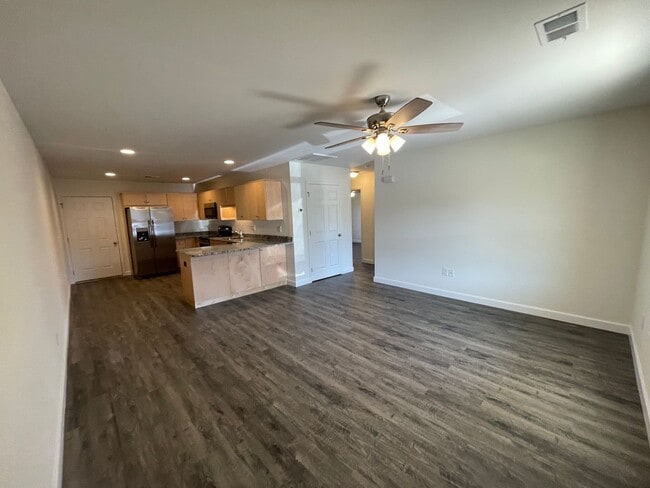 Building Photo - Available July 23rd, 2026! 2BD 1 BA Duplex in Super Convenient Location