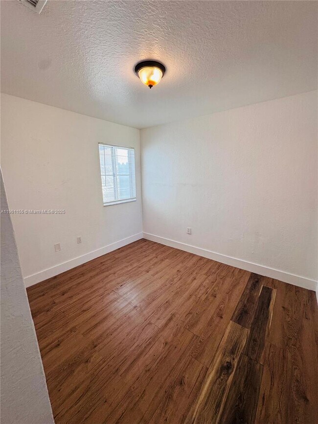 Building Photo - 949 SW 6th Pl