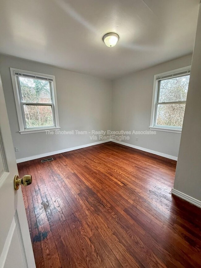 Building Photo - 2406 Wilson Ave