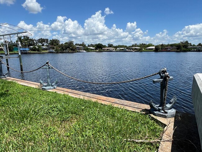 Building Photo - $3,300/month ** Short Term / Seasonal - Furnished ** 2 Bed / 1.5 Bath - Lakefront ** Single Famil...