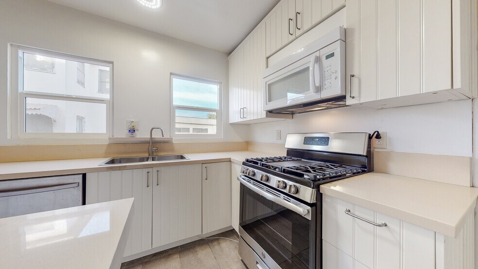 Building Photo - 1436 S Norton Ave