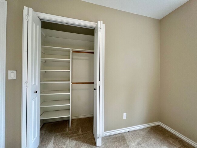 Building Photo - Spacious 4 Bed, 2.5 Bath House!