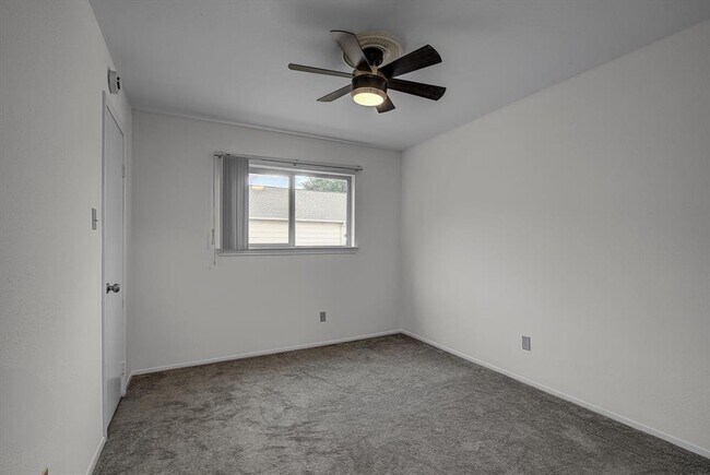 Building Photo - 13975 Hollowgreen Dr