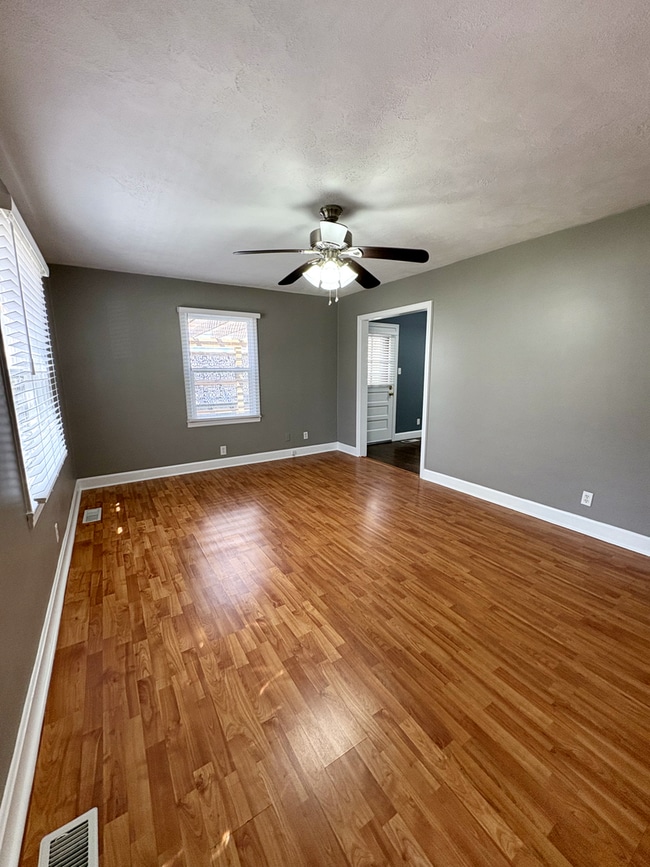Building Photo - 2 Bedroom Pet Friendly Home For Rent in Hopkinsville!
