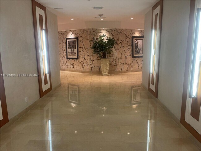 Building Photo - 1121 Crandon Blvd