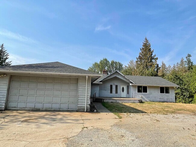 Building Photo - Large home on acreage!