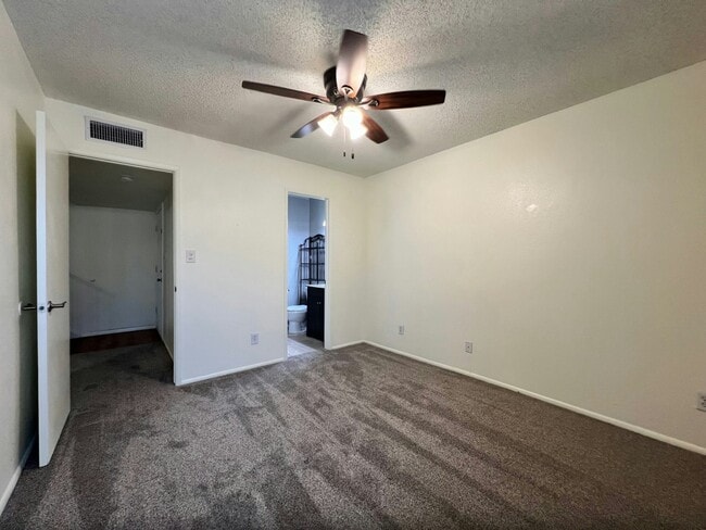 Building Photo - 924 E Diamond Dr