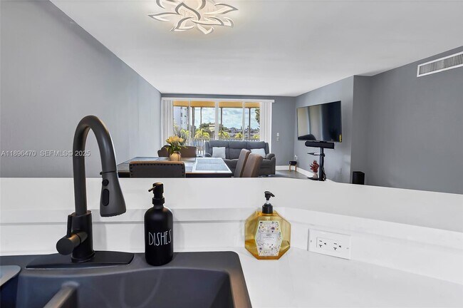 Building Photo - 1750 NE 191st St