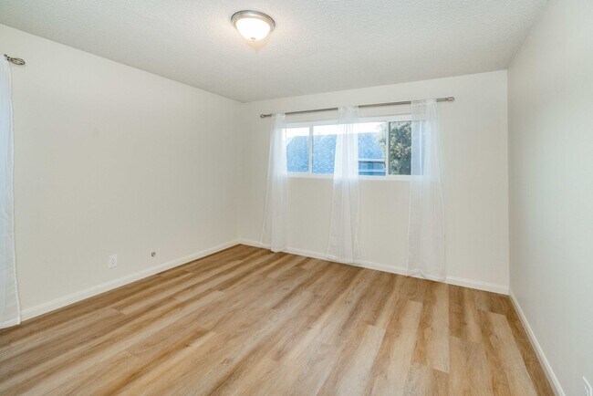 Building Photo - Top Floor 1BR/1BA. Renovated! DISHWASHER! ON-SITE LAUNDRY!