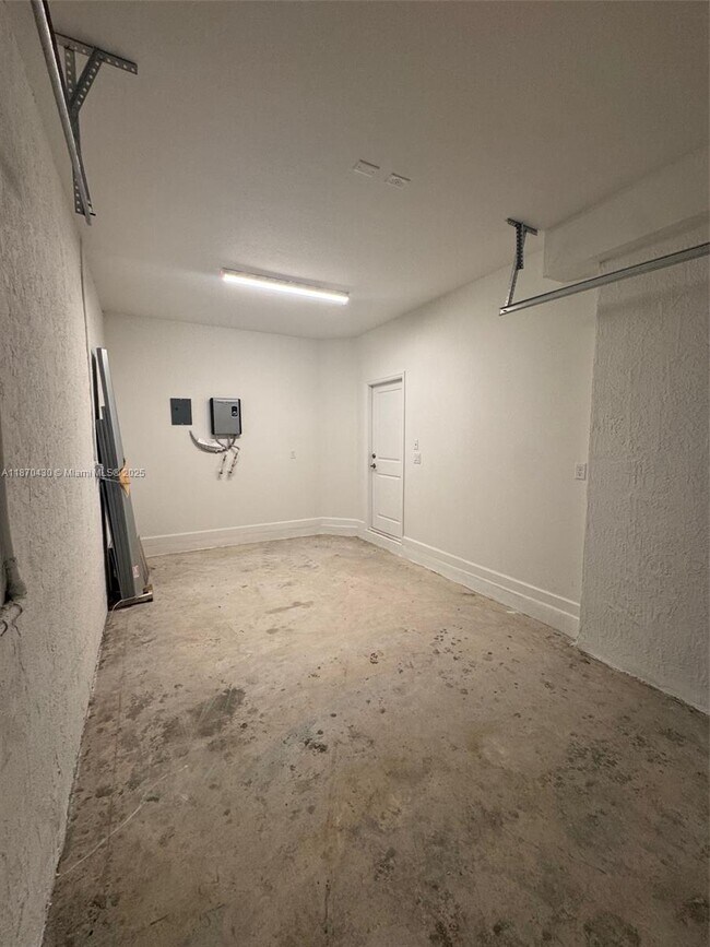 Building Photo - 2439 SE 28th St