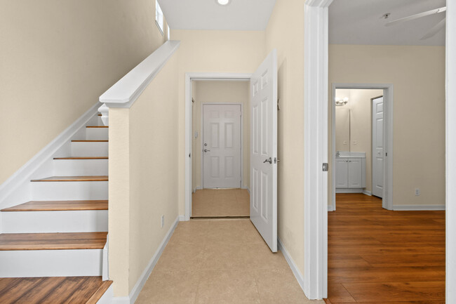 Building Photo - 147 Greenwich Cir