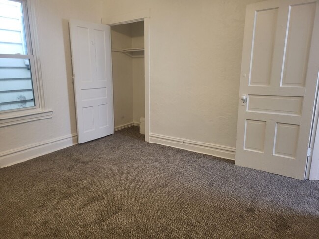 Building Photo - Newly renovated 2 bedroom in Hazelwood! Av...