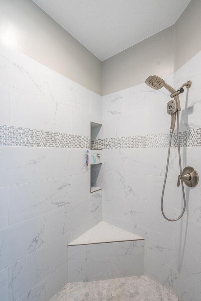 Building Photo - Stunning 5 Bed, 3 Bath Home with a 3 Car Garage