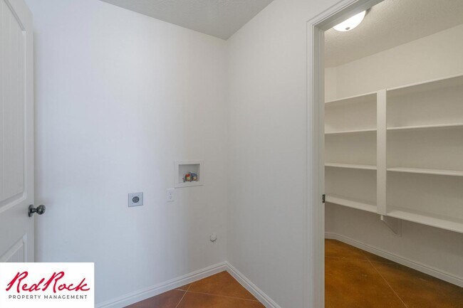 Building Photo - DOG-FRIENDLY 3 Bedroom Townhome with INTERNET INCLUDED!