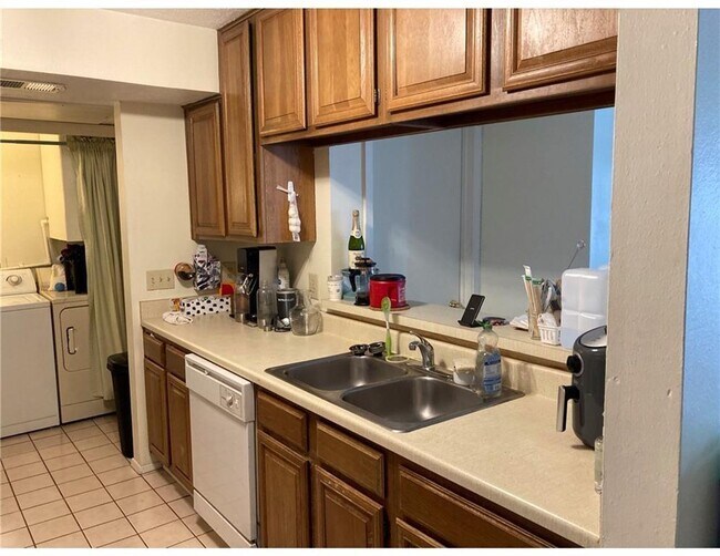 Building Photo - 806 W 24th St