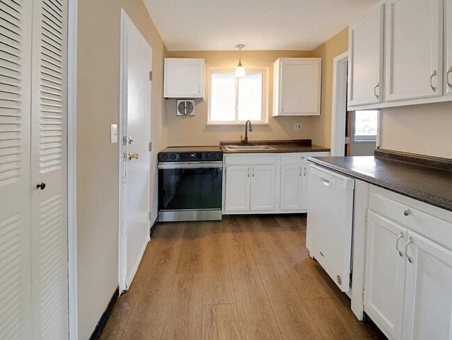 Building Photo - 2432 East Ave