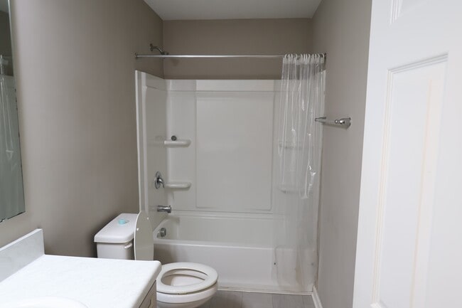 Building Photo - 1899 Lakecrest Dr