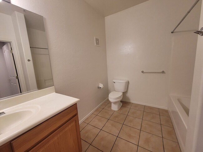 Building Photo - ucarrow107